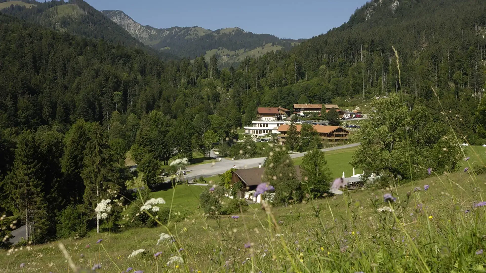 Sanftes Yoga, Atem & Meditation – Auszeit im 4* Berghotel Tatzlwurm